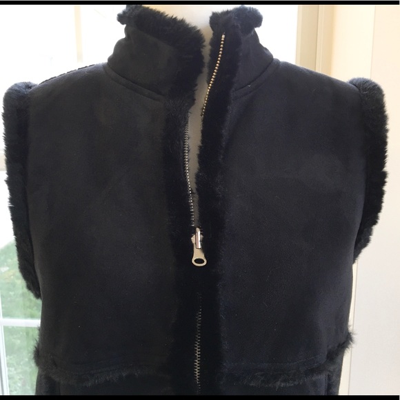 Cozy The Limited faux fur & suede reversible vest! - Picture 6 of 11